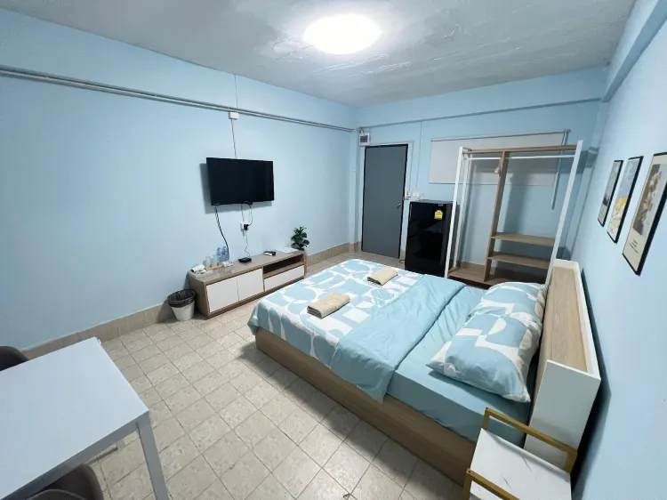 ห้องนอนเตียงควีนไซส์พร้อมหน้าต่าง