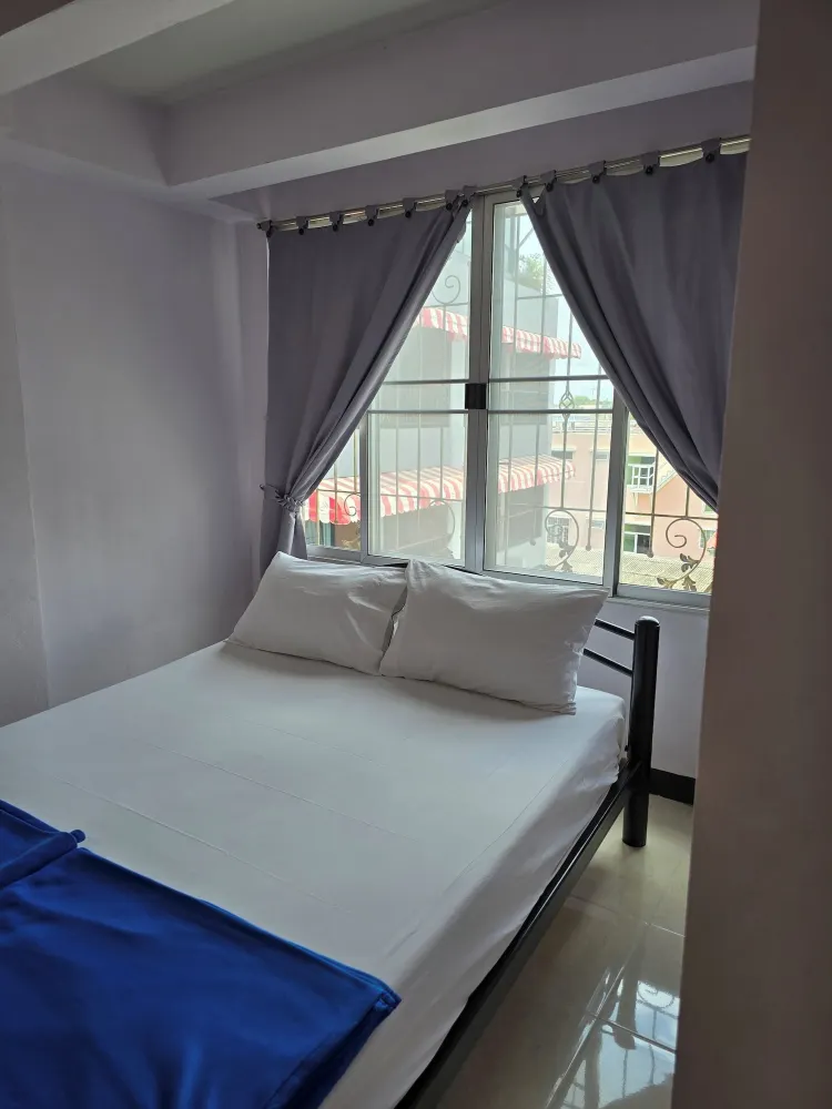ห้องเตียงใหญ่พร้อมพัดลม