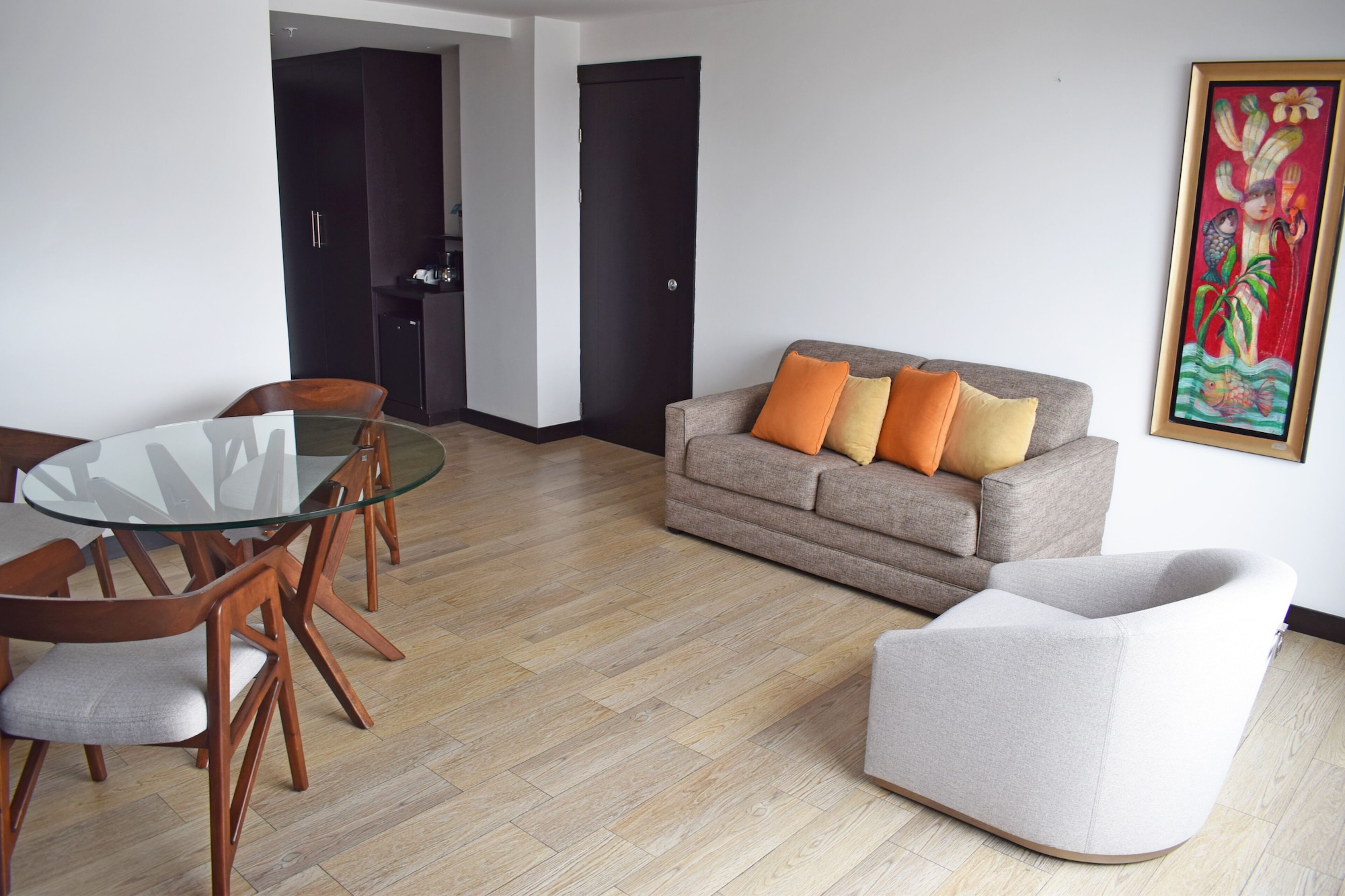 一卧室初级特大床套房