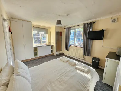 Central Studios 87 Tennyson Road Hotels in 