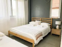 2BR laid back apartment, near beach Hotele w: 