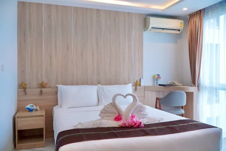 ห้องดีลักซ์ เตียงใหญ่ 1 เตียง