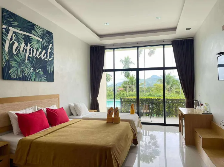 ห้องทริปเปิลซูพีเรียร์พร้อมทางลงสระว่ายน้ำ