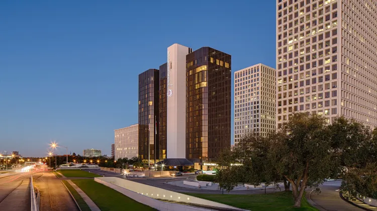 DoubleTree by Hilton Hotel Houston - Greenway Plaza Exterior