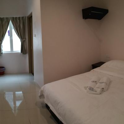 Bilik Queen Kupon First Guest House Cheras