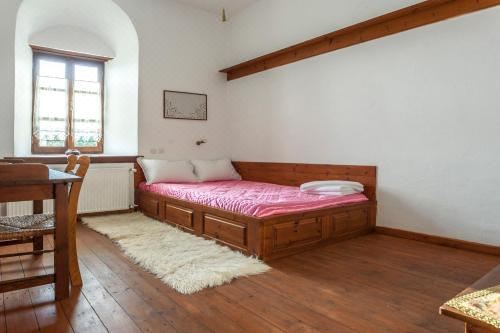 带山景的双人间