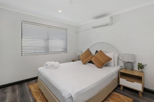 Mooloolaba Canal Home - Modern 4Bedroom with Spa, Sauna and Private Pontoon - New Proprietor 2024 Five-Bedroom House