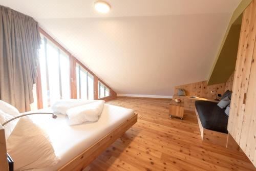 带阳台的两卧室公寓