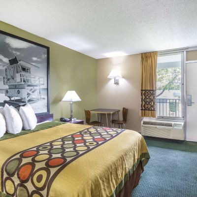 Queen Non Smoking Pet Friendly Super 8 by Wyndham Ocala I-75 Promo Code