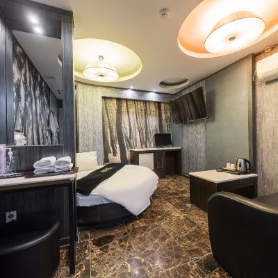 Semi-Private Room (Netflix View, Design Boutique Bathtub Installed)