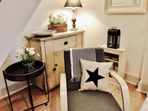 Delightful Seaside Binnacle Cottage -Hosted by Whitstable-Holidays Two-Bedroom House