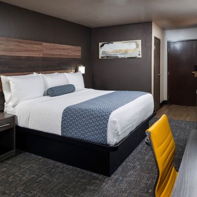 Deluxe King Room Hotel J Green Bay Promo Code