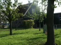Comfortable and cozy cottage on farm Hotels in Beemster