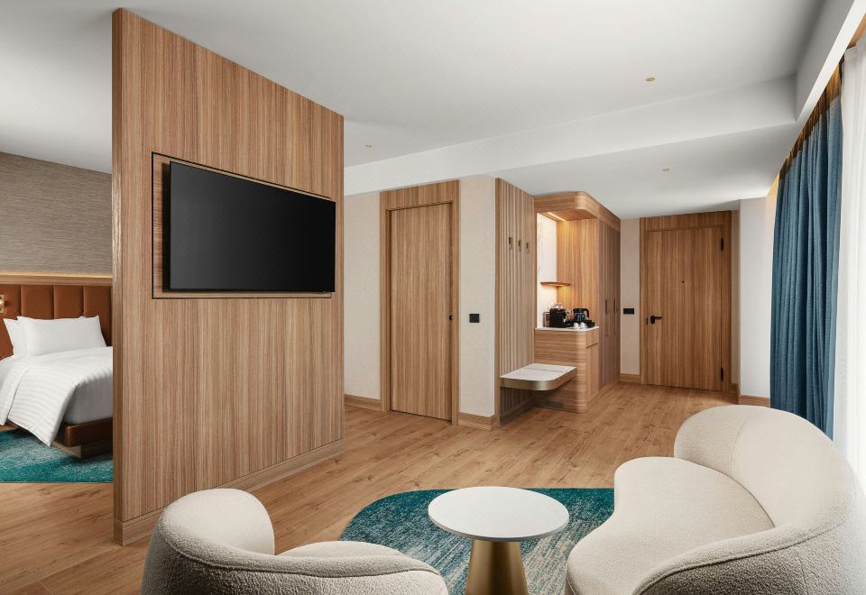 特大床套房带梳化床和城市景观