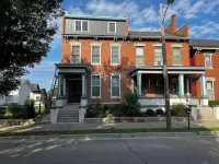 Downtown Dubuque Retreat, Spa Access, Private Deck, One Block to Farmers Market, Hotel di 