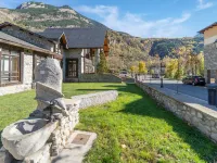 Stone Home in Benasque near Scenic Lake 베나스크 호텔