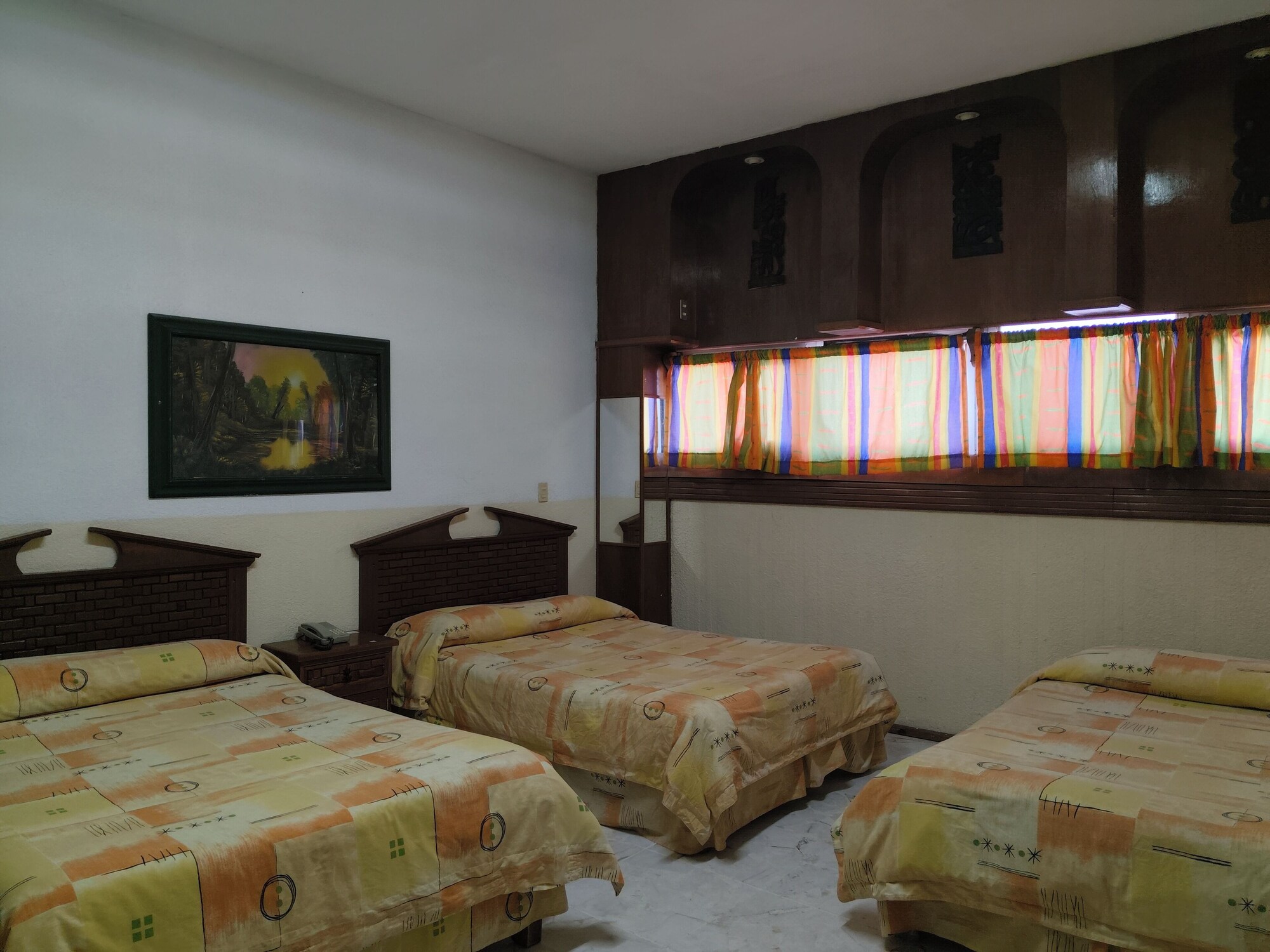 家庭三人房， 多张床