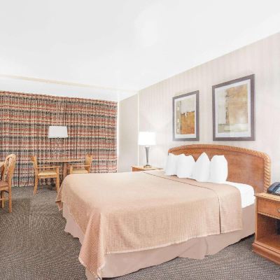 Queen Room- Non-Smoking Howard Johnson by Wyndham Atlantic City Promo Code