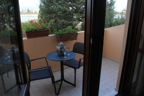 带阳台和海景的豪华双人房