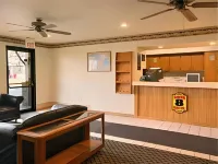 Super 8 by Wyndham Canton/Livonia Area
