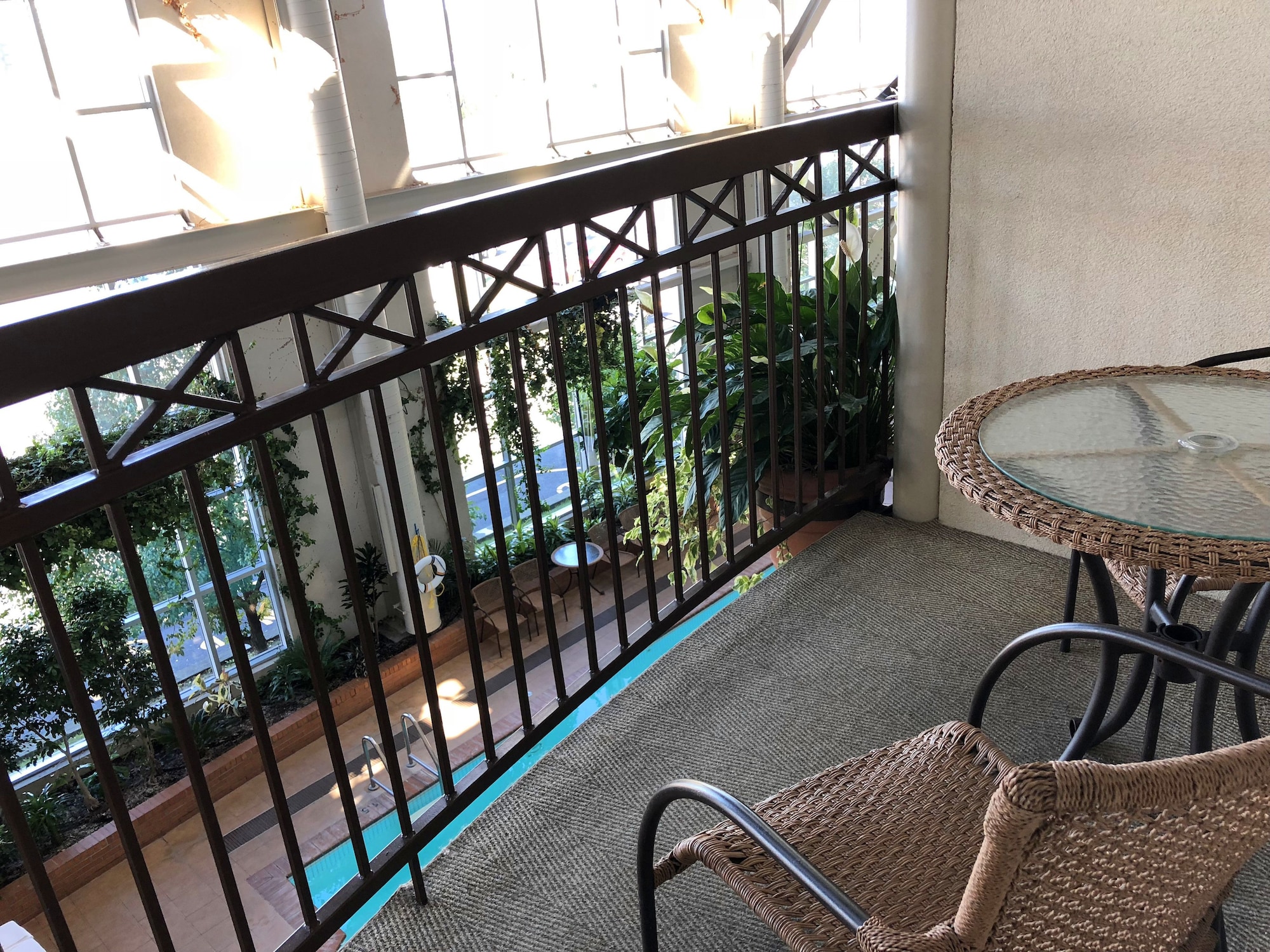 舒适双人房，带1张大床和泳池景观