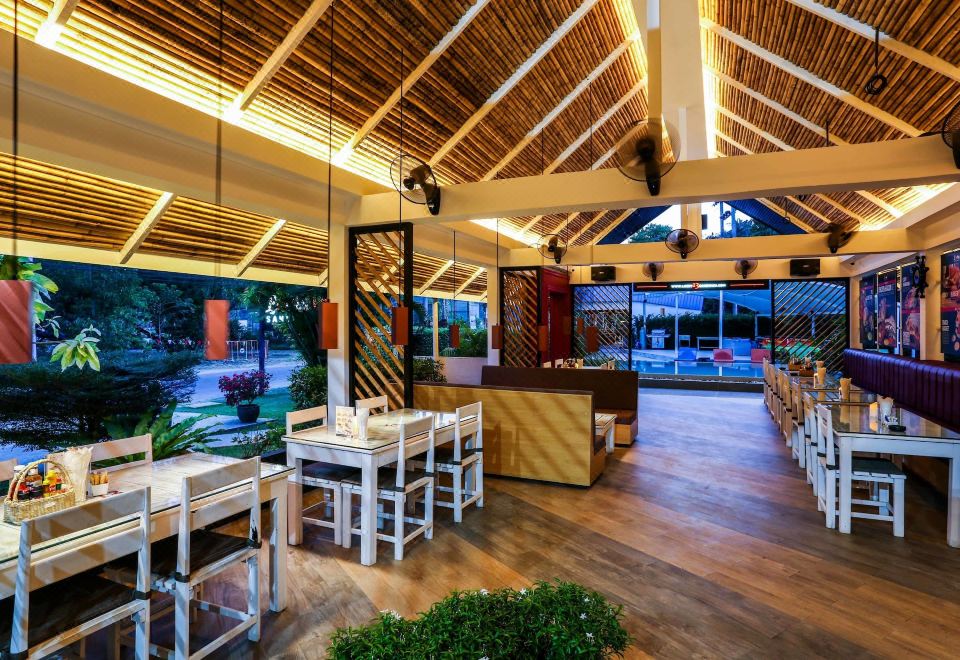 나이한 비치 리조트의 평화로운 수영장 전경