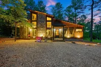 Luxury Cabin in the Woods w/ Hot Tub & Yard Games! Hotels in 
