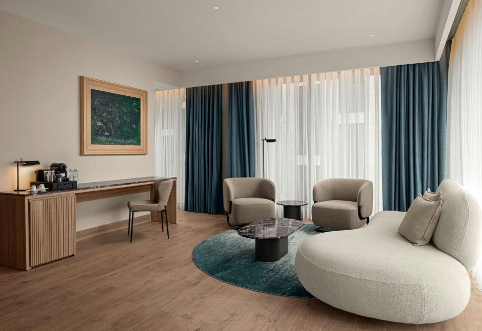 行政套房，1张特大床，梳化床，城景，按摩浴缸