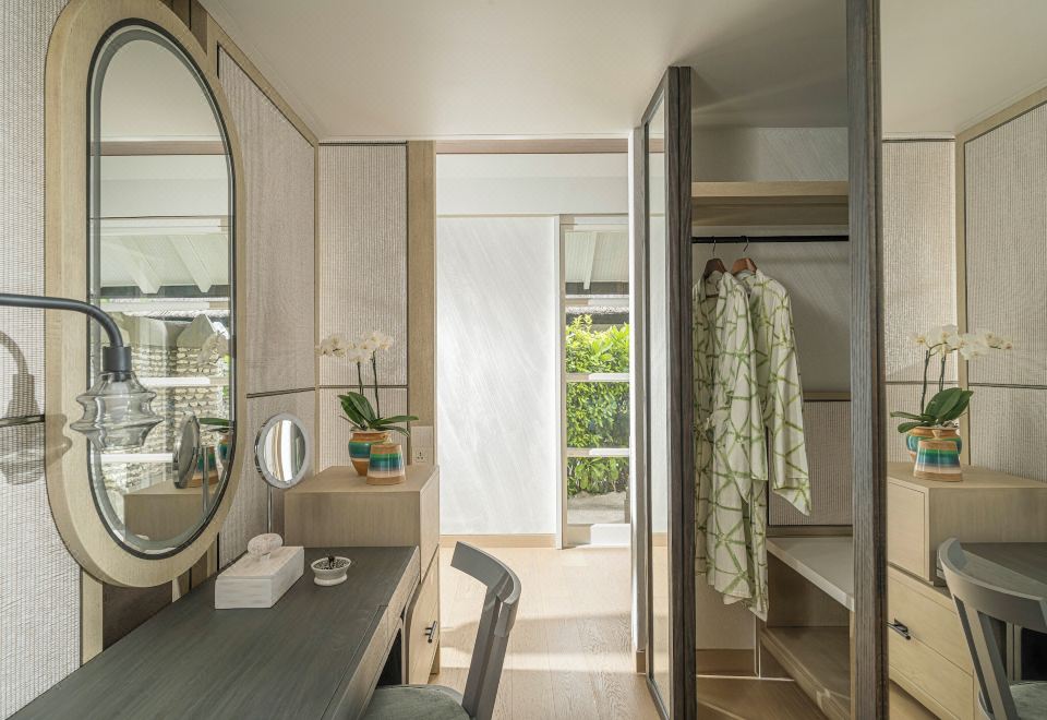 带泳池的日落海滩别墅