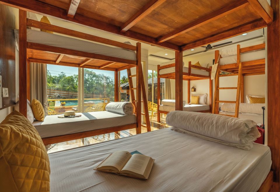 8人混合宿舍床位