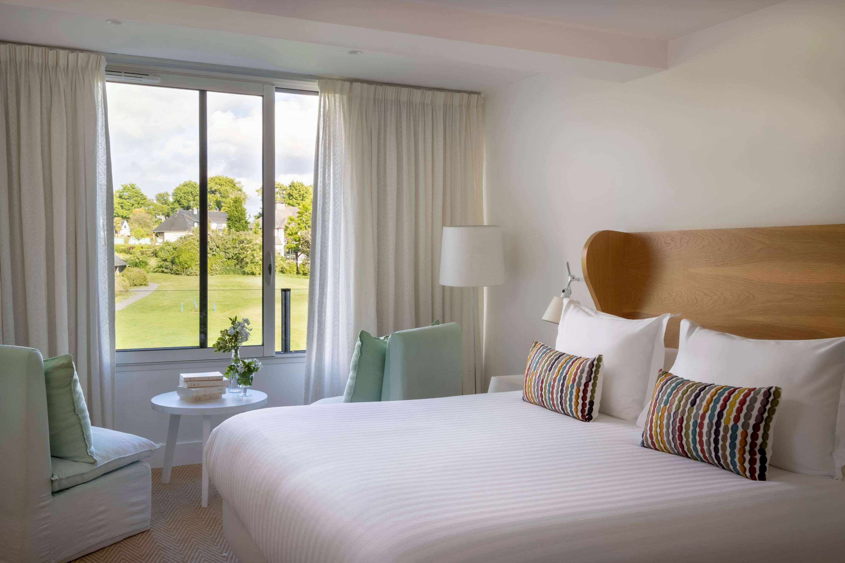 1张大床，无烟，高级房，公园景，迷你吧