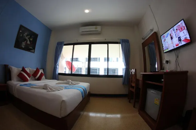 ห้องดีลักซ์ เตียงใหญ่ 1 เตียง