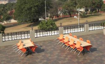 The Deck on Manning - Housity