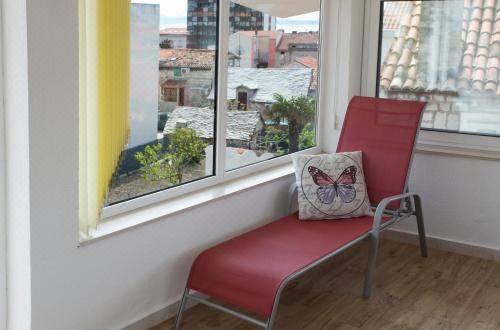 带有玻璃露台和阳台的高级公寓