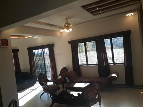 两卧室泳池别墅