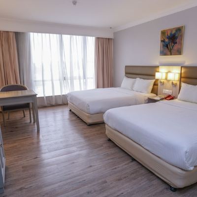 Bilik Deluxe Berempat Kupon Kingwood Hotel