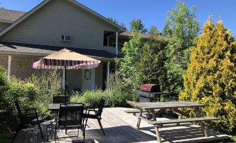 Adventure the Bruce Inn - Recently Renovated with Outdoor Hot Tub
