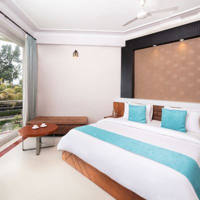 Deluxe Double Room with One Double Bed-Smoking