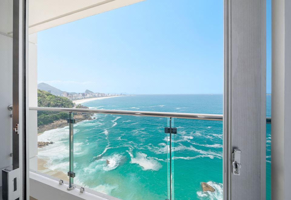 低层海滨豪华两张双人床房 （带阳台）