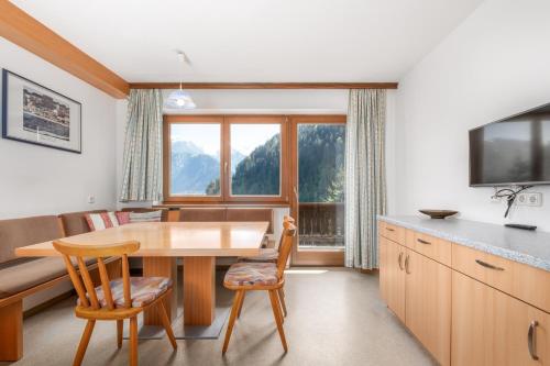 带阳台的三卧室公寓