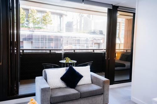 带阳台的两卧室公寓