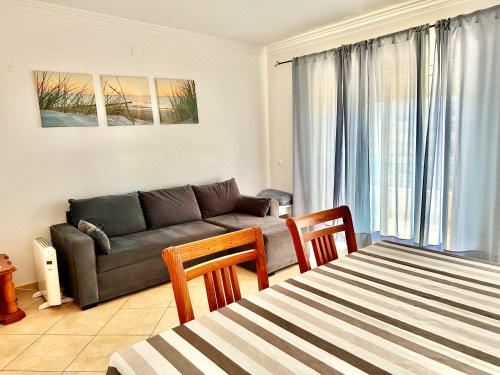 带阳台的两卧室公寓