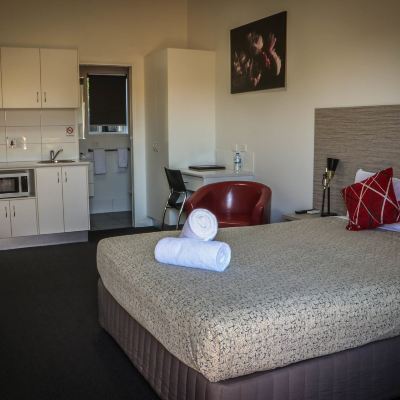 Standard Room, Non Smoking, Kitchenette (Queen Room) Emerald Park Motel Promo Code