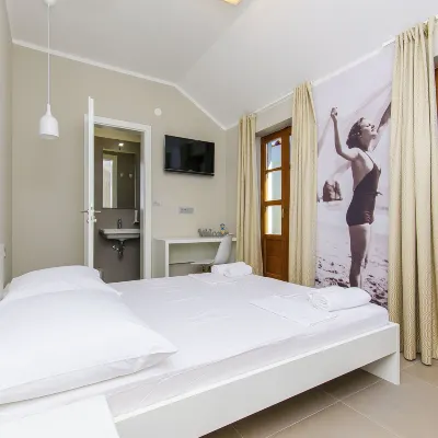 Hostel Dvor Hotels near Old Town Hall