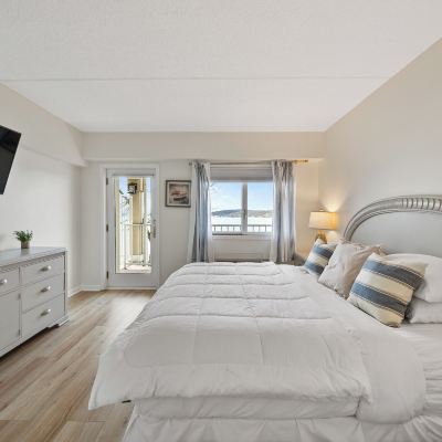 Standard Room, 1 King Bed with Sofa Bed, Lakeside Bella Vista Suites Lake Geneva Promo Code
