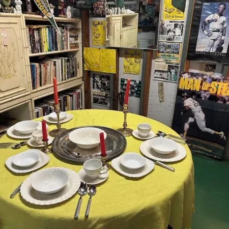 Charming baseball themed 2-story building with cable TV, wi-fi & stereo system. Отели в г. Беркли