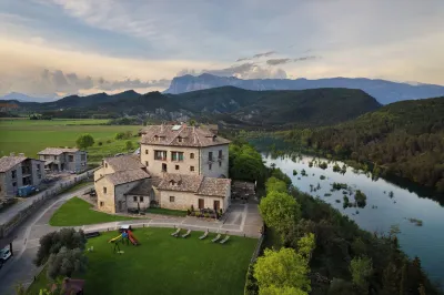 Casas Pirineo Aínsa: Historic Palace & Garden Hotele w: 
