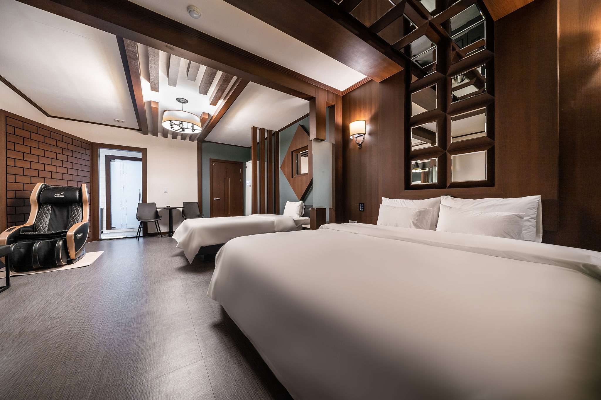 套房 （按摩椅， 高性能双人pc）