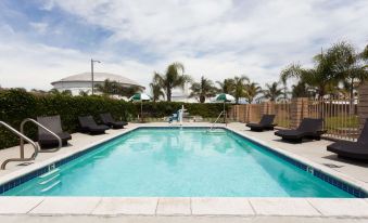 Days Inn & Suites by Wyndham South Gate - Housity