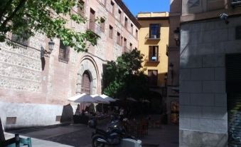 Puerta del Sol Stylish Aparments by Allô Housing